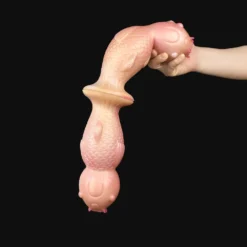 Mão apertando a cabeça do plug anal carpa de silicone macio