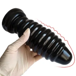Plug anal torpedo preto dobrando na mão para mostrar a flexibilidade