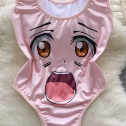 Detalhe da estampa de rosto de anime no body cavado