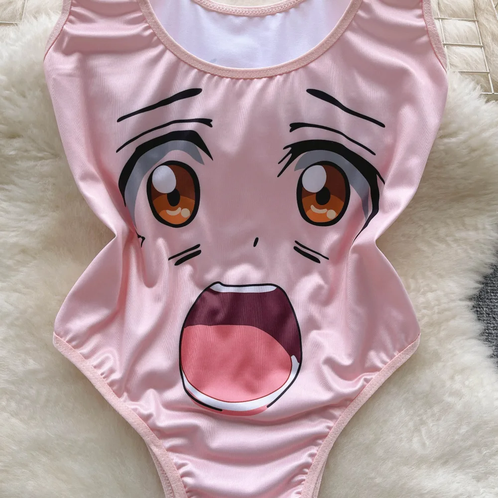 Detalhe da estampa de rosto de anime no body cavado