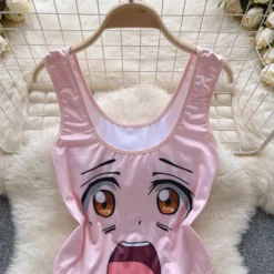 Maiô japonês rosa com estampa de anime no cabide