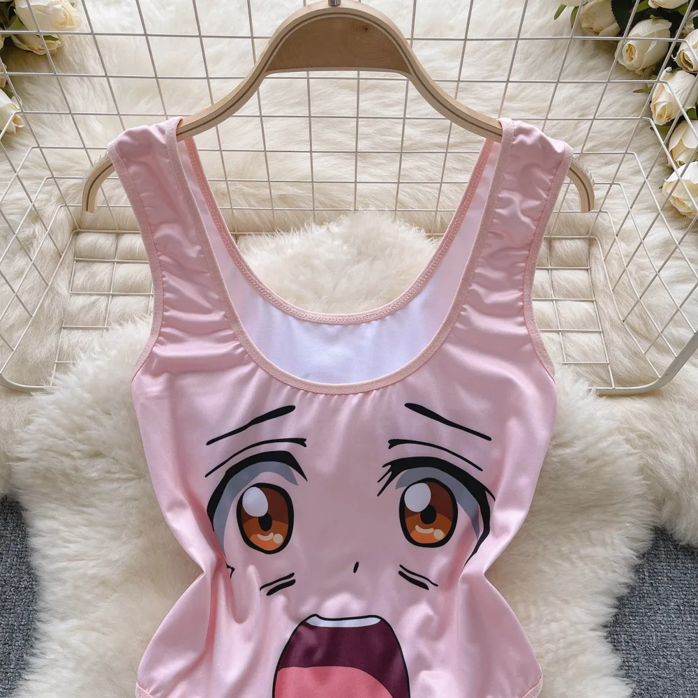 Maiô japonês rosa com estampa de anime no cabide