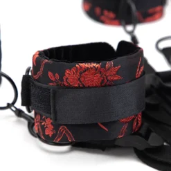 Punho visto de perto, com forro de pelúcia e a tira de velcro por cima da estampa floral