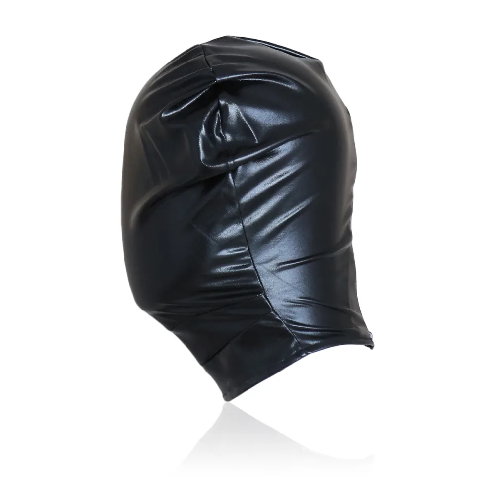 Perfil do capuz de bondage preto, mostrando que não há abertura para olhos, boca ou ouvidos