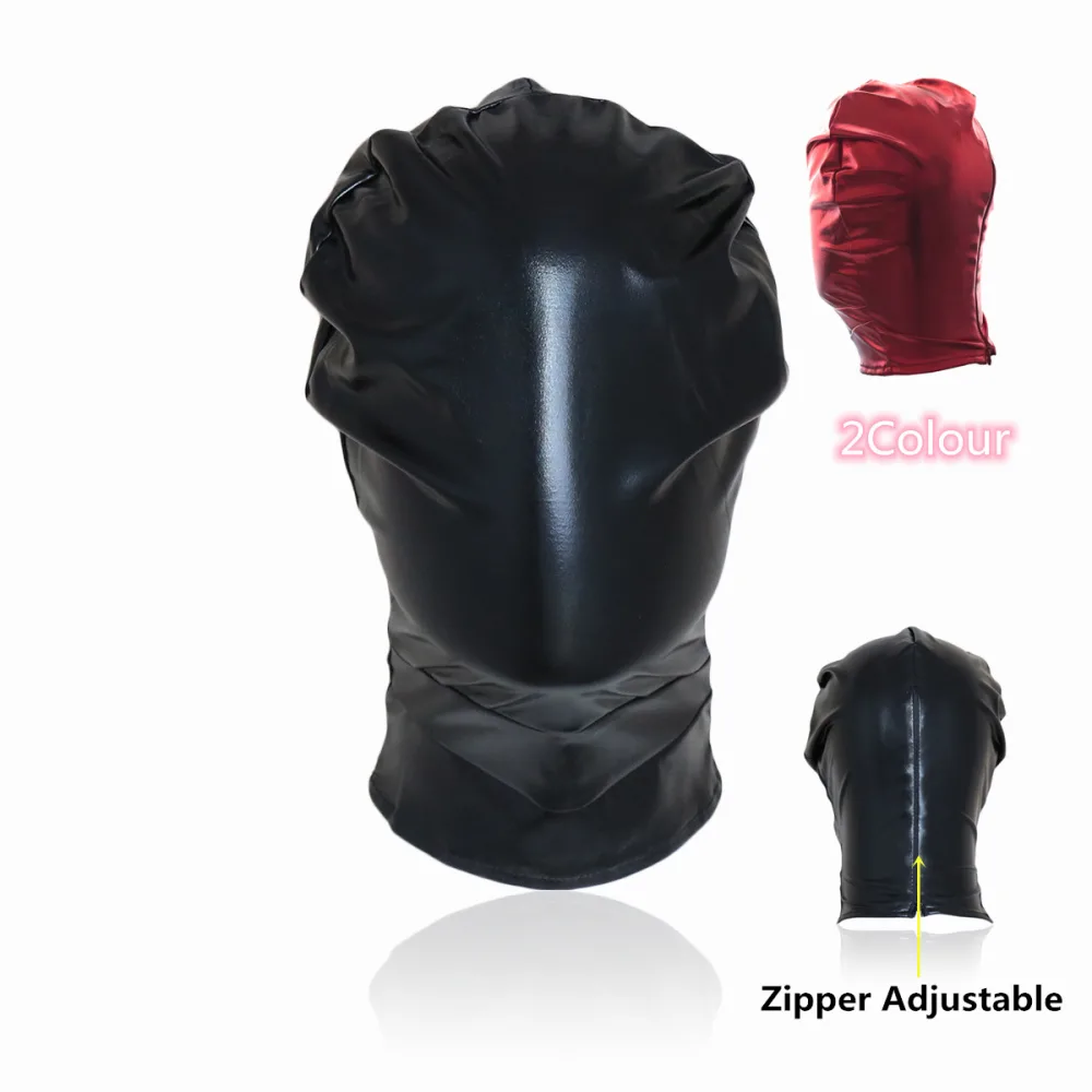 Capuz de bondage nas versões preta e vermelha, lado a lado, com detalhe do zíper