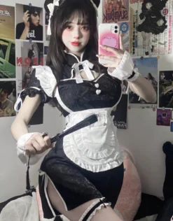 Vestido cheongsam preto de maid com gola alta, laço branco e avental de babados