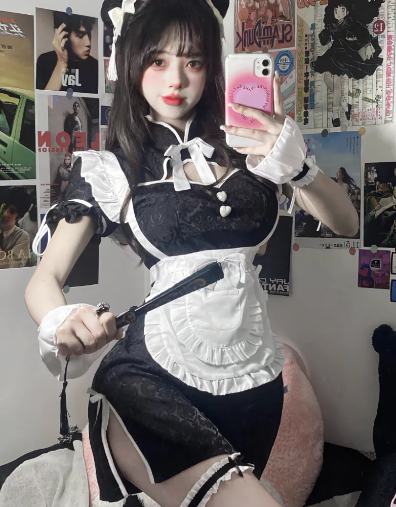 Vestido cheongsam preto de maid com gola alta, laço branco e avental de babados