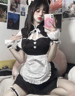 Avental branco de babados com bolso frontal por cima do cheongsam preto