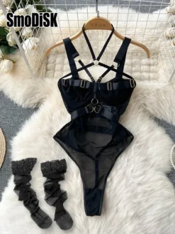 Body preto com tiras de harness cruzadas e meias