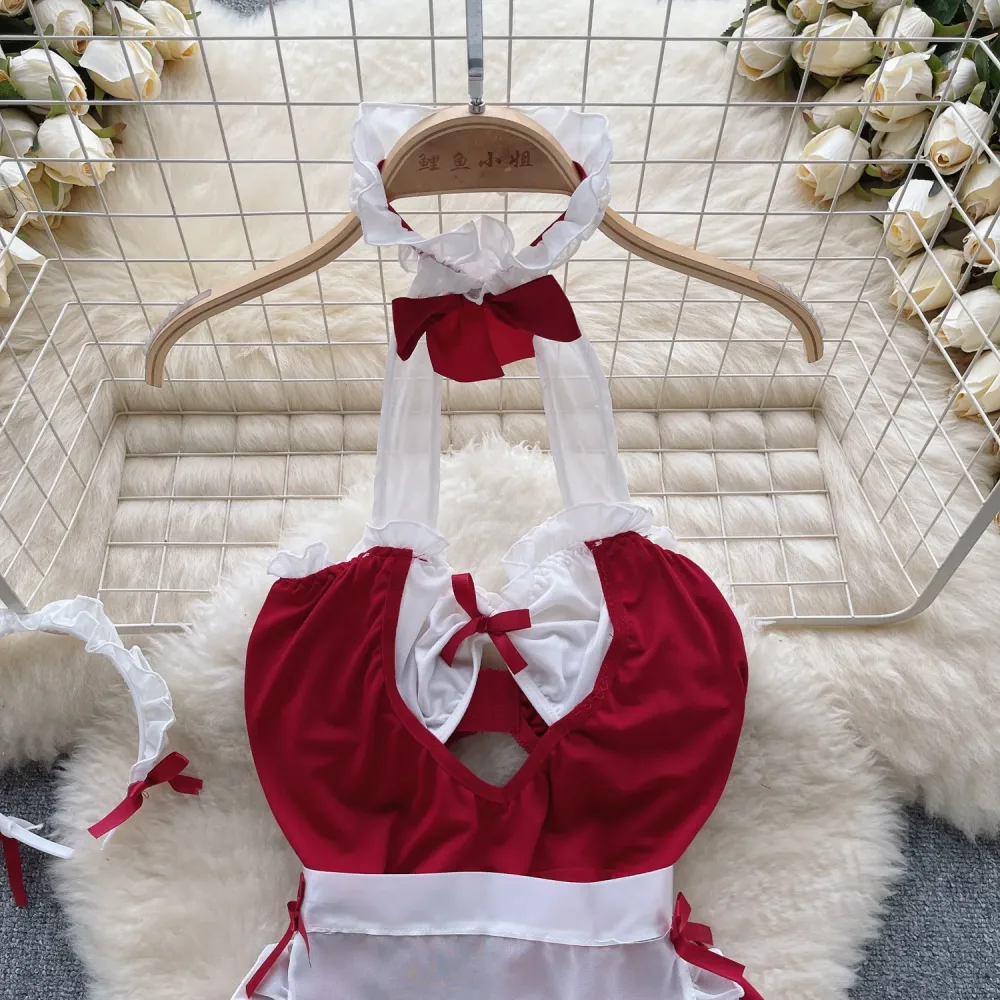 Decote em coração e gola de babado branco com laço vermelho da fantasia de empregada