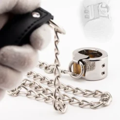 Ball stretcher de aço inox ao lado da guia de corrente com punho de couro