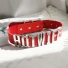 Coleira gargantilha personalizada vermelha com a palavra HOTWIFE em letras de metal