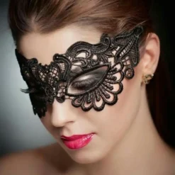Modelo de olhos fechados usando máscara de renda preta lace sexy mask