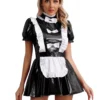 Modelo usando vestido de empregada envernizado preto com avental branco de babados e laços de cetim