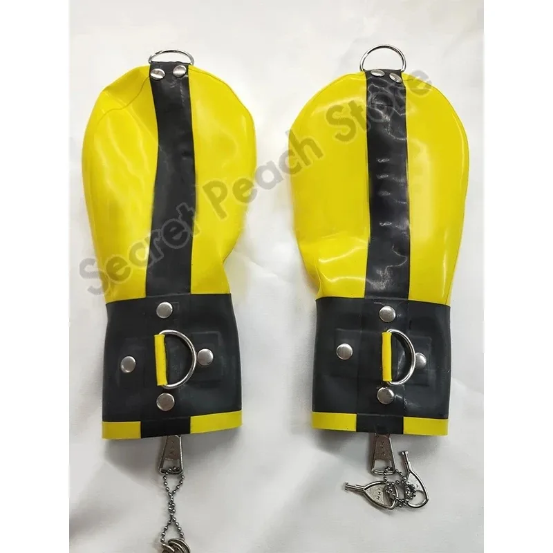 Par de mittens de látex abertas, mostrando o zíper do punho com cadeado e corrente e as argolas em D