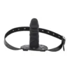 Mordaça pênis Muzzle com dildo preto de silicone, placa rebitada e tira com fivela