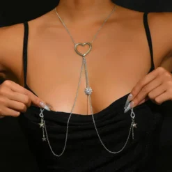 Modelo usando corrente de mamilo prateada com coração e laçadas sem piercing