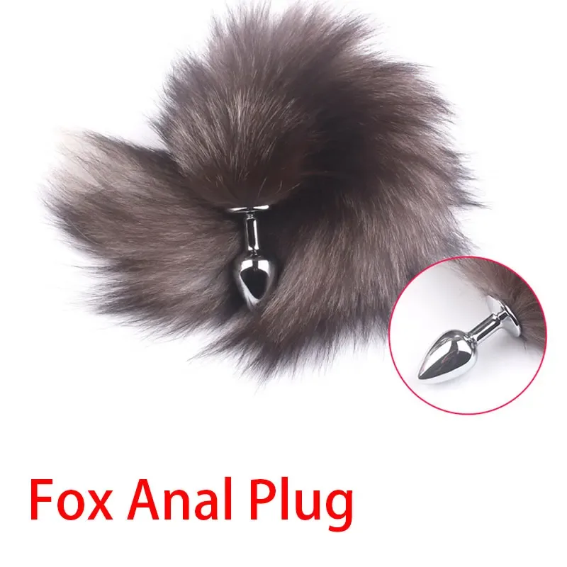 Cauda de raposa escura e volumosa com destaque para o plug anal de aço