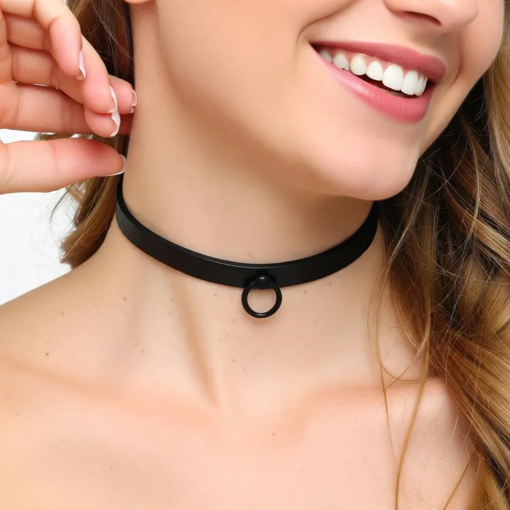 Mulher usando gargantilha slave choker preta com argola