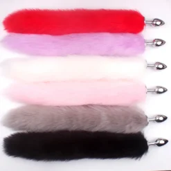 Dez caudas de raposa lado a lado nas cores disponíveis, do branco ao preto