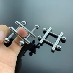 Par de prendedores de mamilo ajustáveis de rosca em metal polido, um deles segurado entre os dedos
