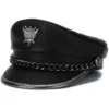 Quepe militar de couro preto com brasão de metal e corrente