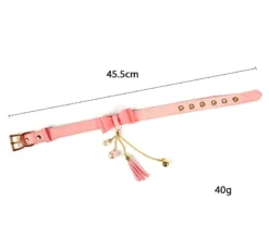 Coleira rosa esticada mostrando os 45,5 cm de fita e os 40 g de peso