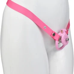 Gaiola de castidade plana vestida em manequim com a cinta de nylon rosa passando pela virilha