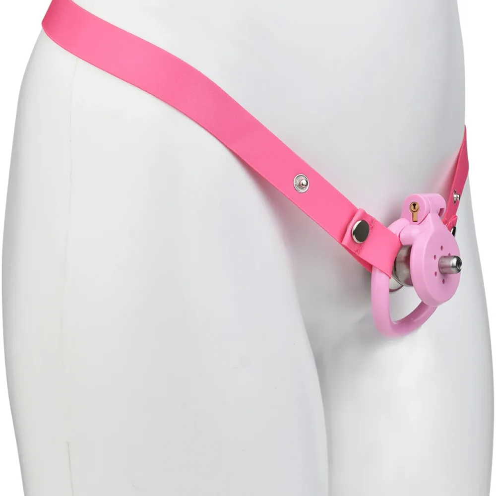 Gaiola de castidade plana vestida em manequim com a cinta de nylon rosa passando pela virilha