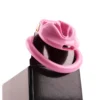 Gaiola de castidade FRRK rosa em formato de vulva, montada no manequim