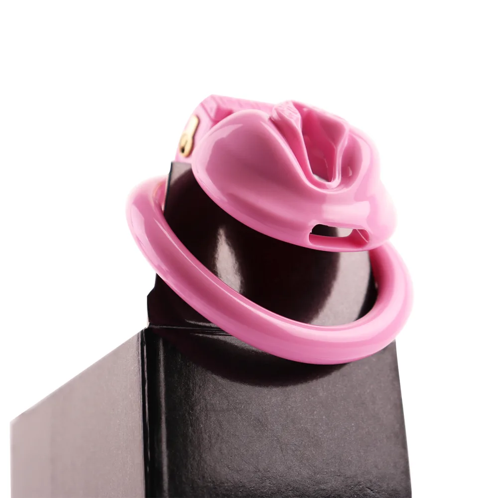 Gaiola de castidade FRRK rosa em formato de vulva, montada no manequim
