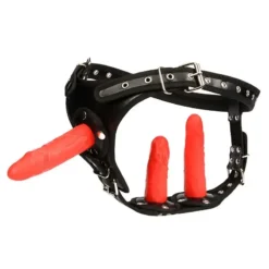 Cinta peniana strap on triplo preta com três dildos vermelhos