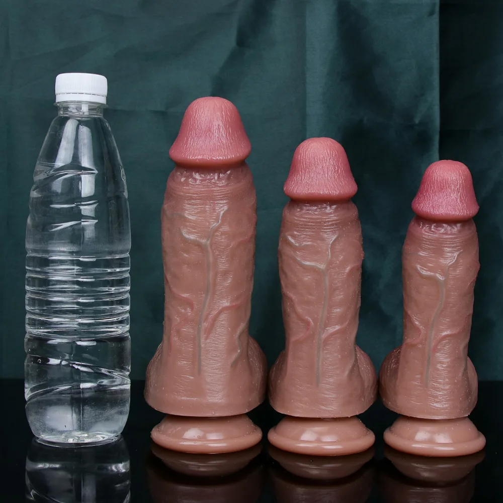 Dildos realísticos S, M e L lado a lado com uma garrafa de 500 ml
