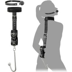 Silhueta usando kit bondage com mordaça, algemas e gancho anal