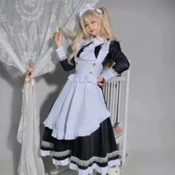 Modelo com uniforme de doméstica britânica long maid dress e tiara