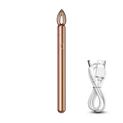 Mini vibrador bullet dourado ao lado do cabo USB
