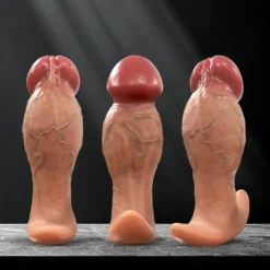 Três plugs anais gigantes realistas de silicone em tamanhos diferentes lado a lado