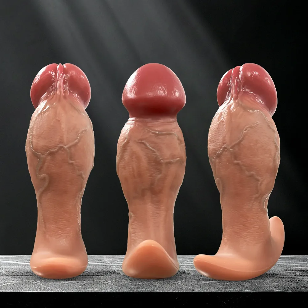 Três plugs anais gigantes realistas de silicone em tamanhos diferentes lado a lado