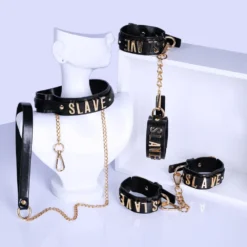 Conjunto de contenção com coleira, guia, algemas e tornozeleiras pretas com letras SLAVE douradas