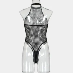 Bodysuit fishnet em manequim transparente mostrando a abertura da virilha e a fivela do pescoço