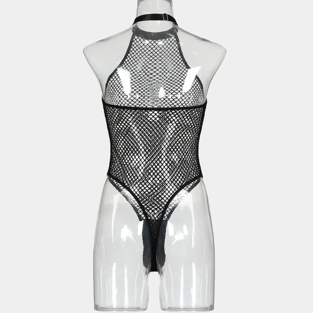 Bodysuit fishnet em manequim transparente mostrando a abertura da virilha e a fivela do pescoço