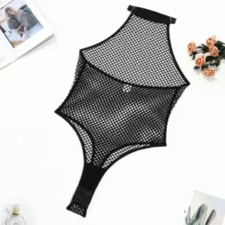 Bodysuit de malha fishnet aberto e deitado, mostrando o corte inteiriço e a tira de pescoço