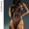 Modelo vestindo bodysuit de malha fishnet preta com virilha aberta e recorte alto no quadril