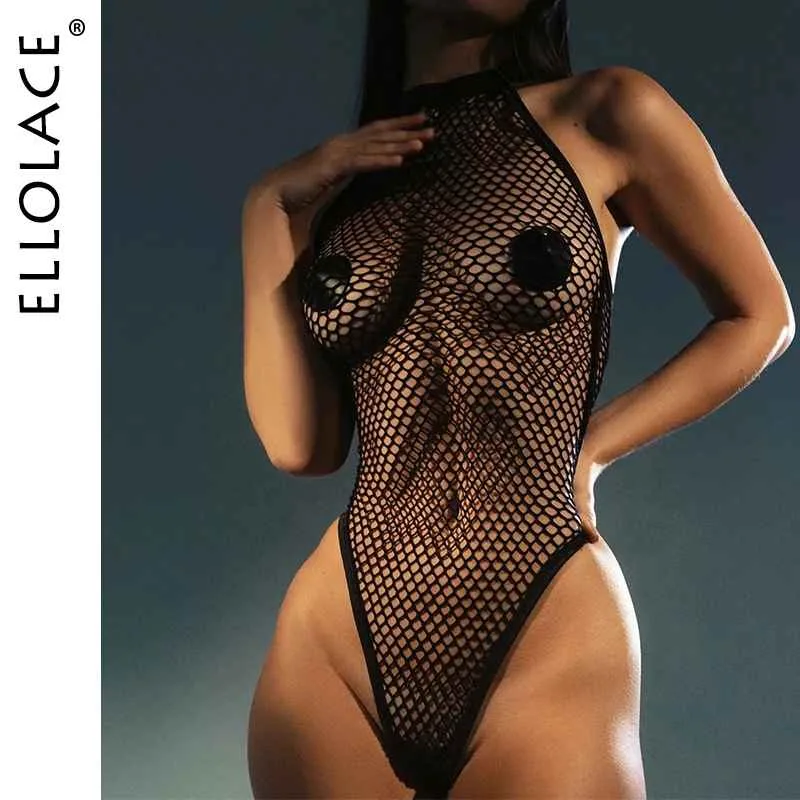 Modelo vestindo bodysuit de malha fishnet preta com virilha aberta e recorte alto no quadril