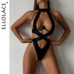 Modelo com bodysuit de bandagem preto com gola alta e faixas cruzadas