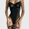 Modelo vestindo bodysuit Ellolace de tule preto transparente com ligas de coxa