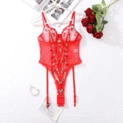 Bodysuit vermelho bordado de cerejas estendido com ligas