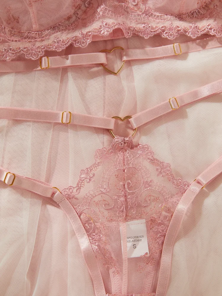 Calcinha fio dental de renda rosa com tiras de cetim e coração dourado
