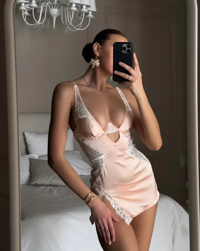 Camisola de cetim sexy nude com renda vista de corpo inteiro