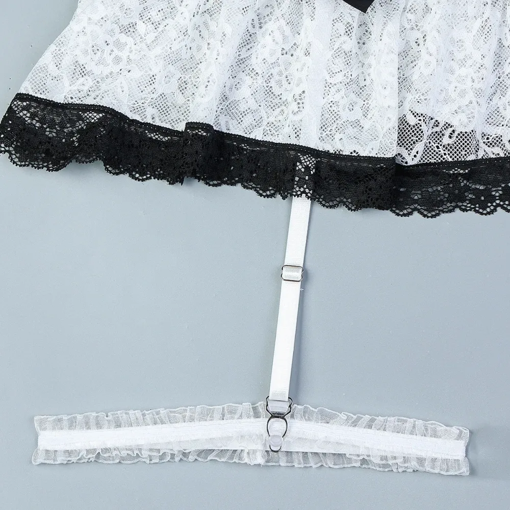 Detalhe da cinta liga ajustável com barra de renda preta e tira de babado